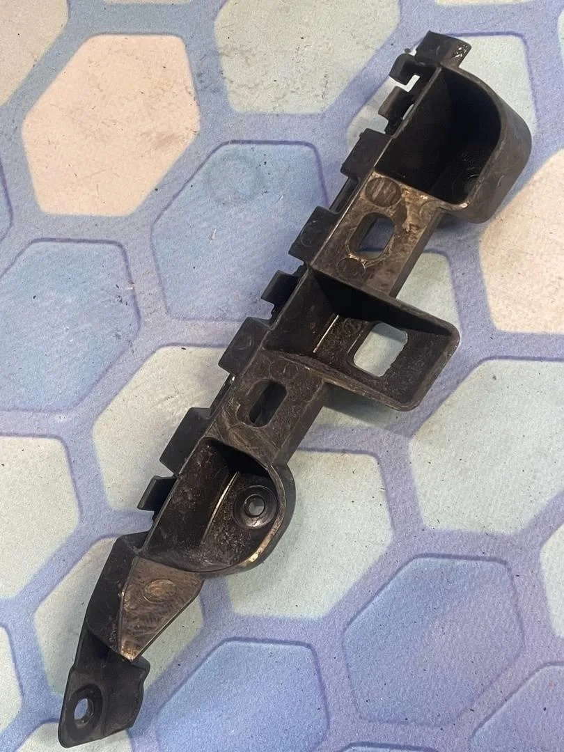 Кронштейн крыла переднего правый VW Passat 2011 B7