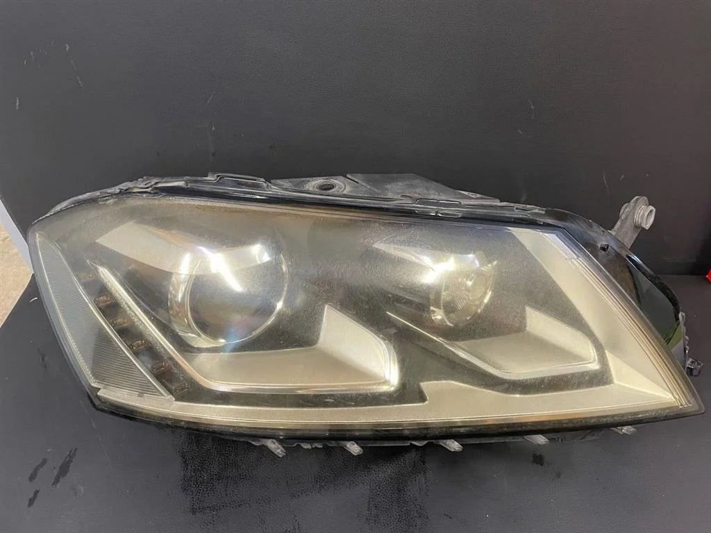Фара правая ксенон VW Passat 2011 B7