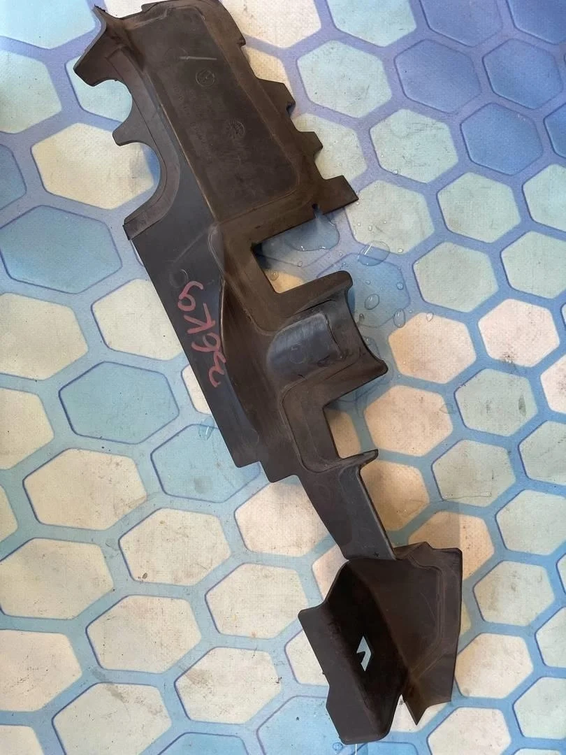 Воздуховод радиатора охлаждения правый VW Passat 2011 B7