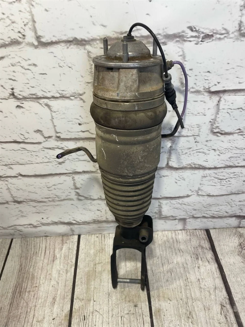 Пневмо стойка передняя левая VW Touareg 2 2013