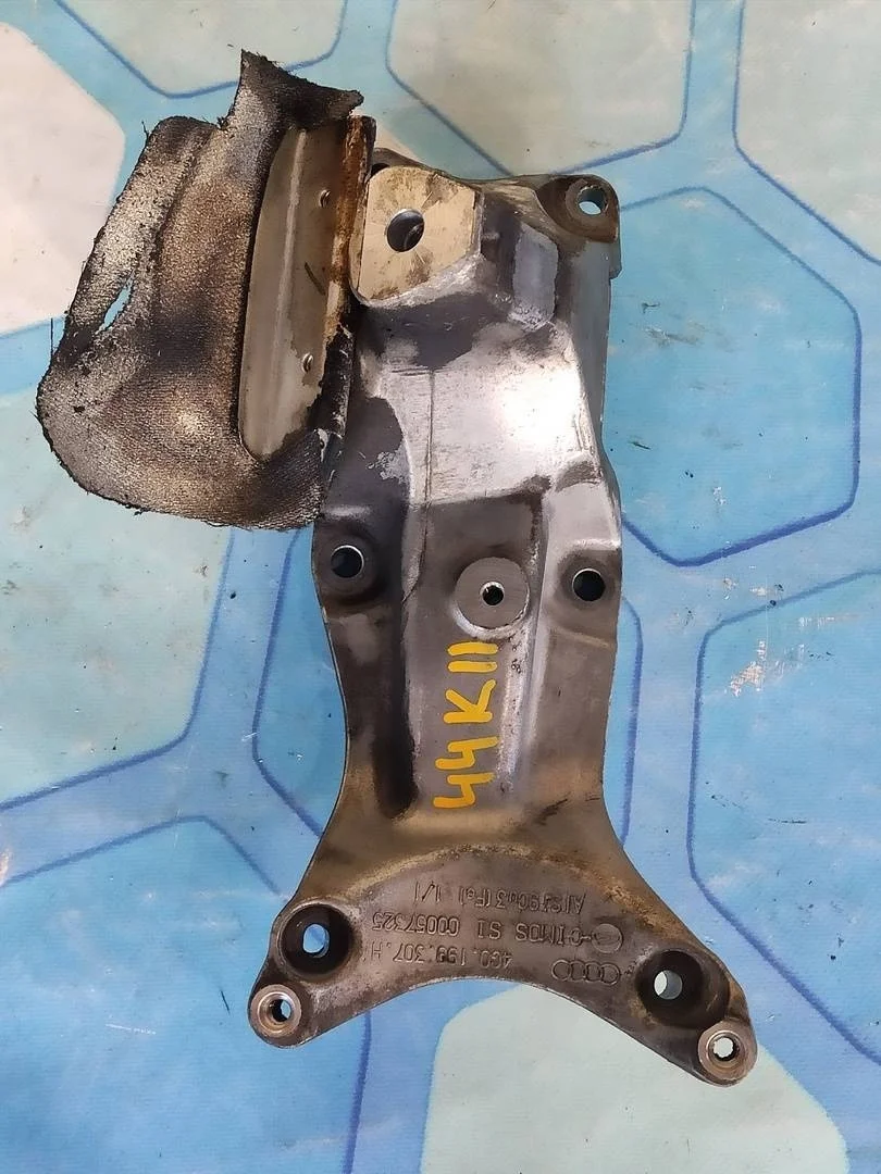 Кронштейн двигателя Audi A7 2014