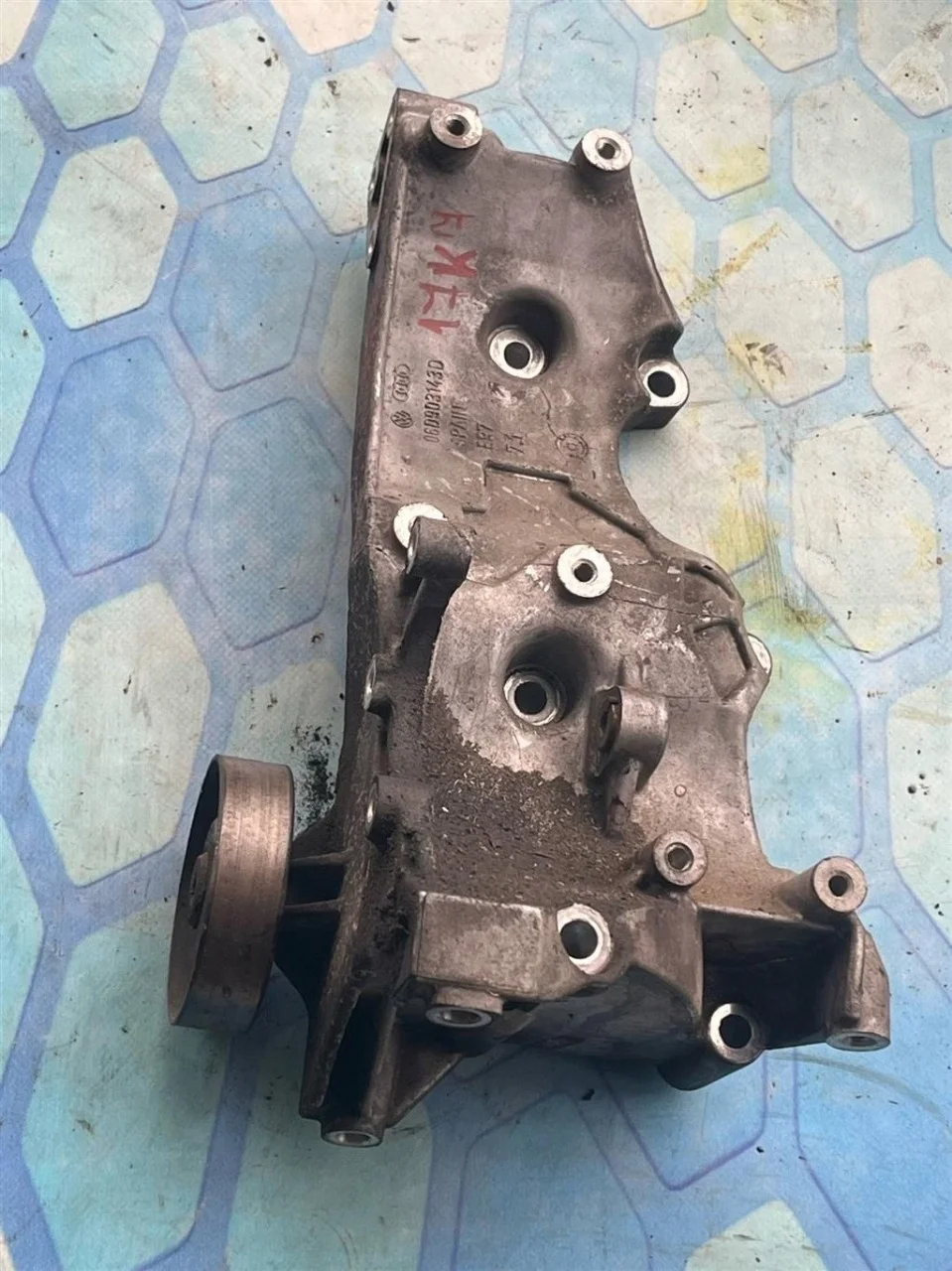 Кронштейн генератора Audi A6 2014 C6