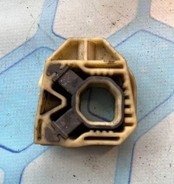 Кронштейн крепления радиатора Audi A1 2010-.в.