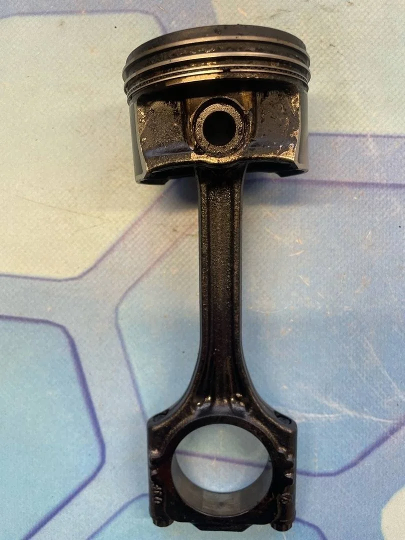 Поршень в сборе шатуном Audi A3 2003-2013 8P1