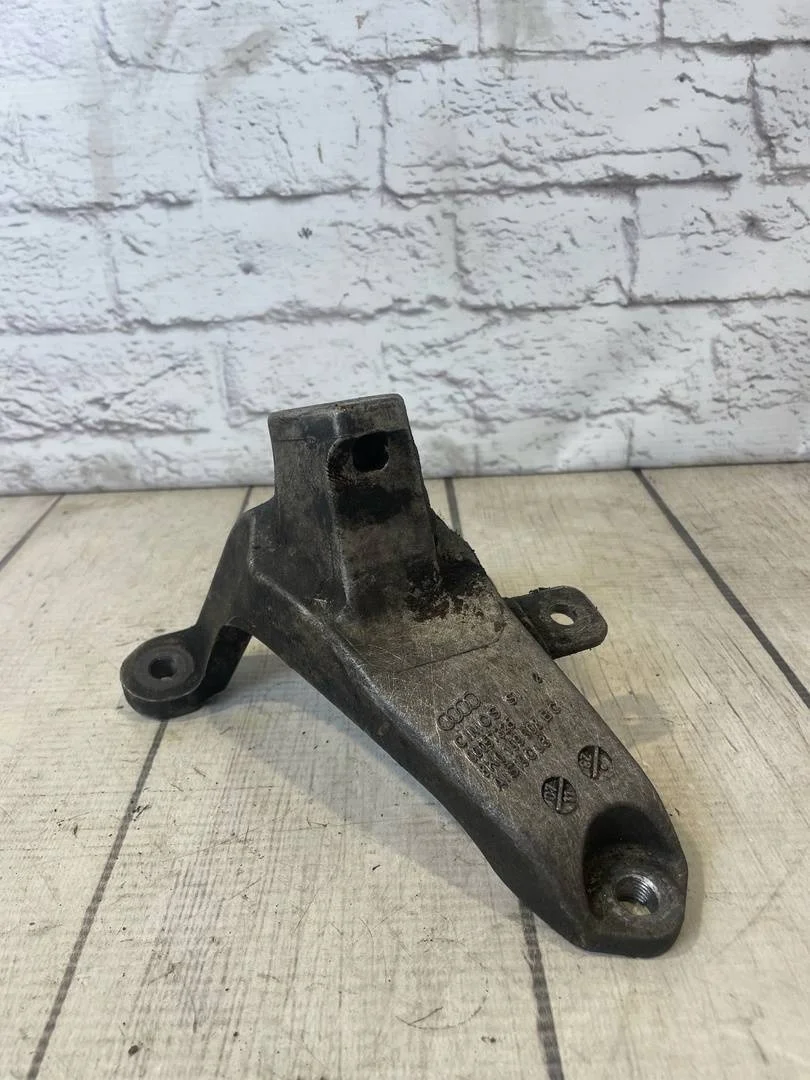 Кронштейн двигателя правый Audi A5 2008-2016 S5