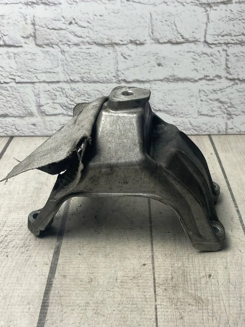 Кронштейн двигателя правый Audi A5 2008-2016 S5