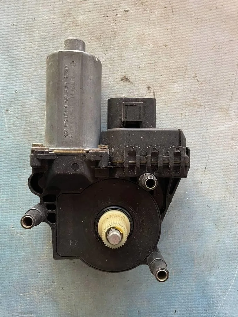 Моторчик стеклоподъемника передний левый Audi A6 1997-2004 C5