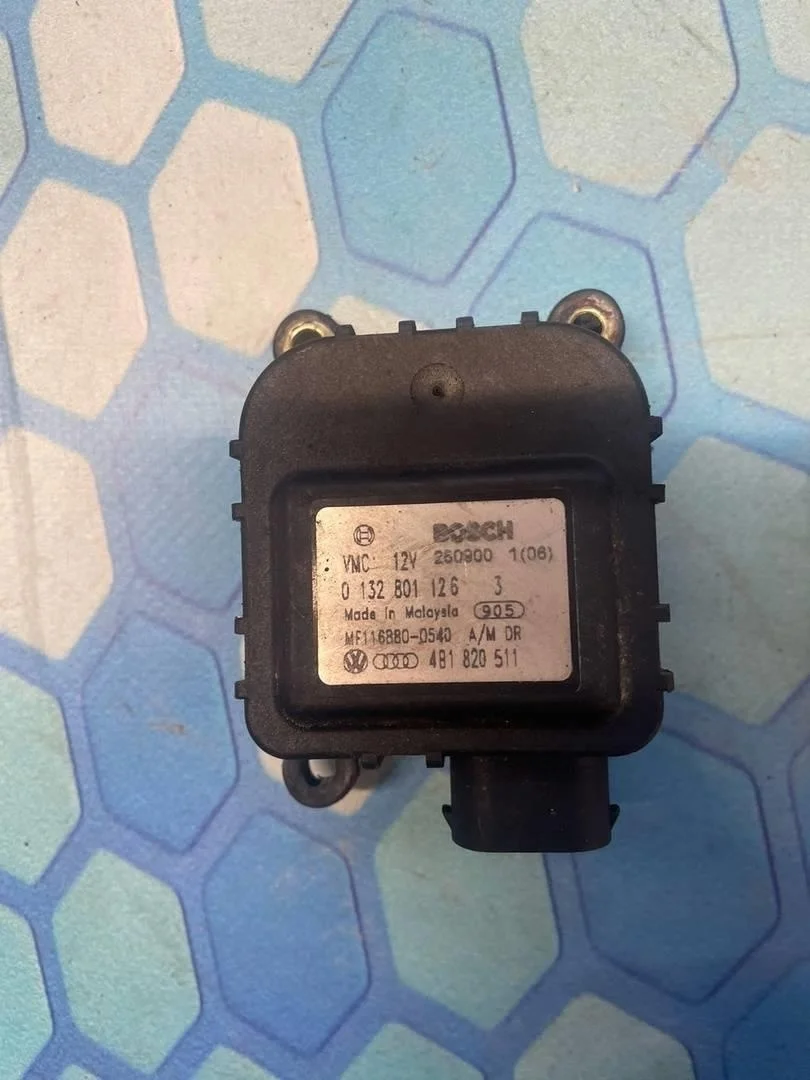 Моторчик заслонки печки (сервопривод) Audi A6 1997-2004 C5