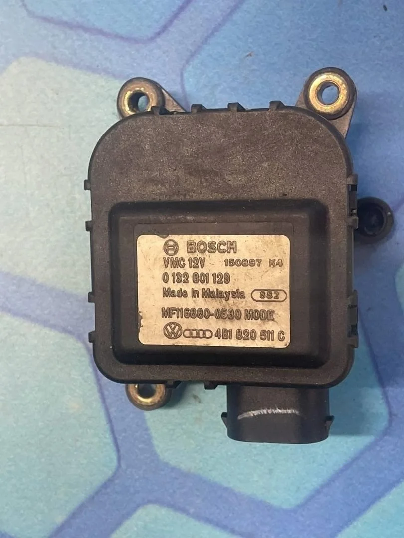 Моторчик заслонки печки (сервопривод) Audi A6 1997-2004 C5