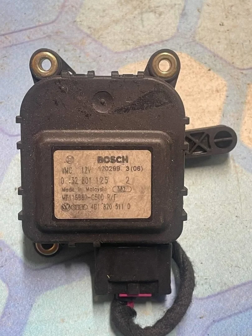 Моторчик заслонки печки (сервопривод) Audi A6 1997-2004 C5