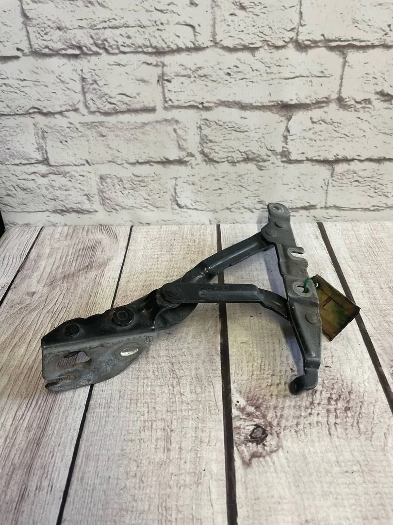 Петля крышки багажника седан левая Audi A6 1997-2004 C5