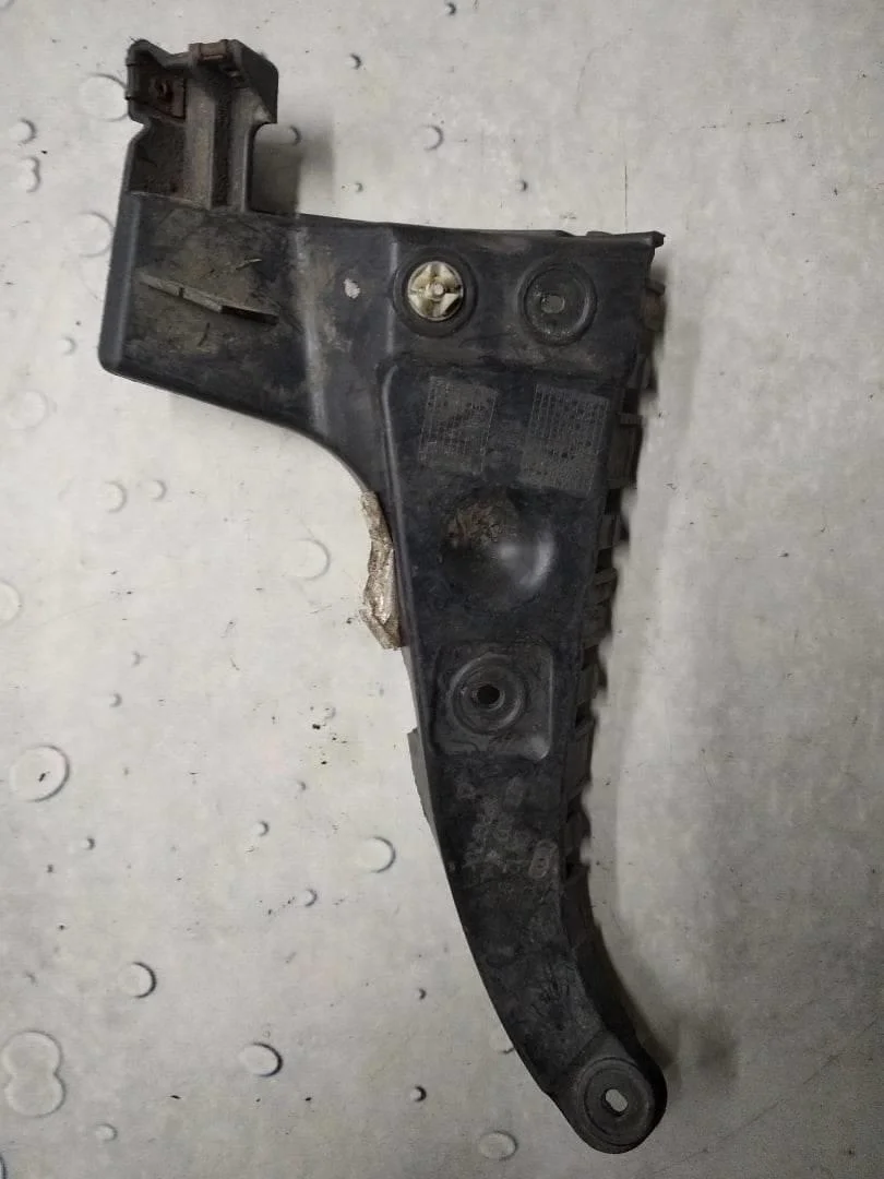 Направляющая бампера задняя правая Audi A6 2000-2005 C5