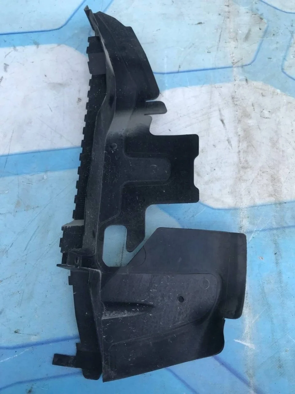 Воздуховод радиатора охлаждения правый Audi A6 2004-2011 C6