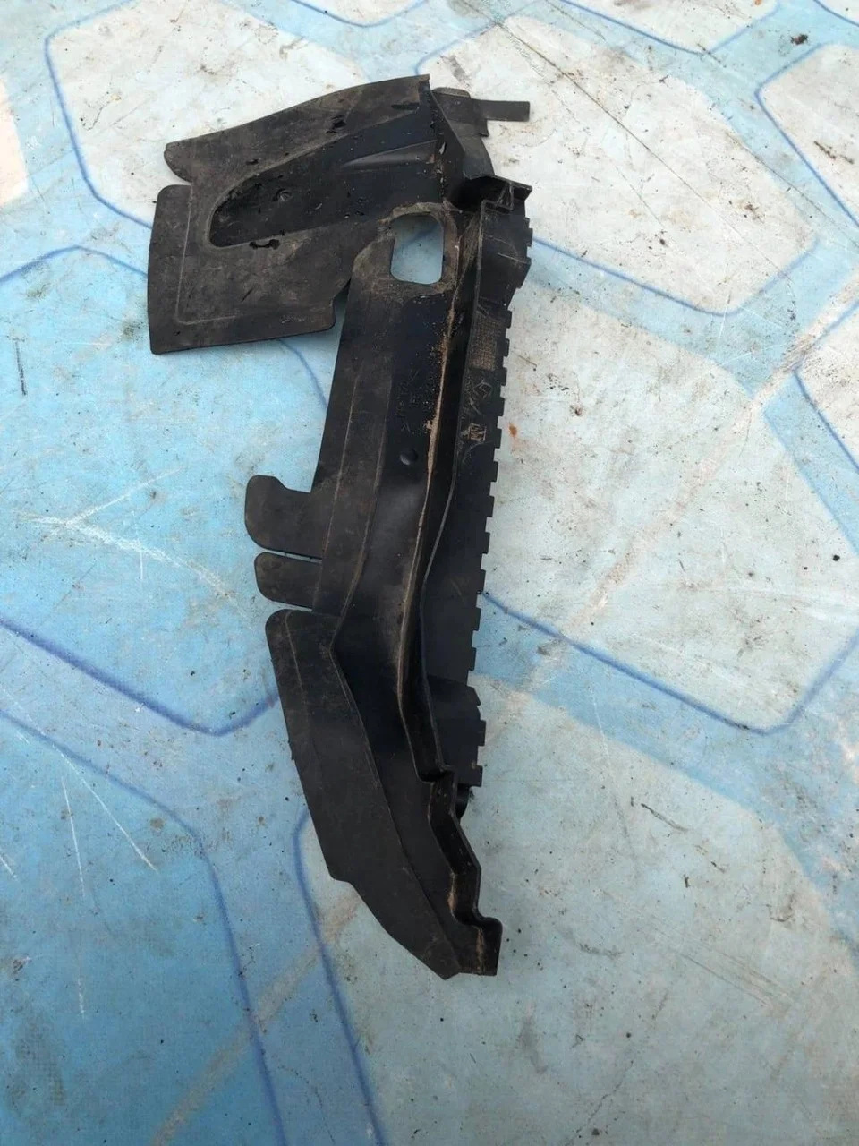 Воздуховод радиатора охлаждения правый Audi A6 2004-2011 C6