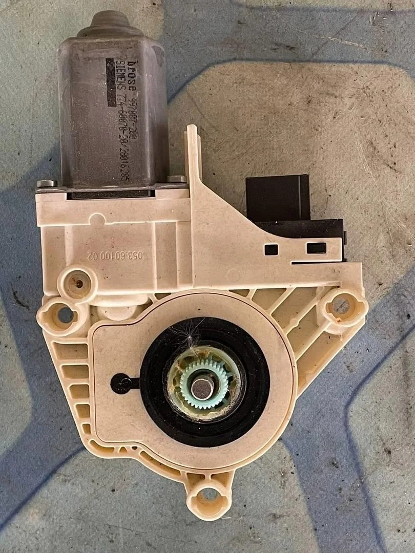 Моторчик стеклоподъемника задний левый Audi A6 2004-2011 C6