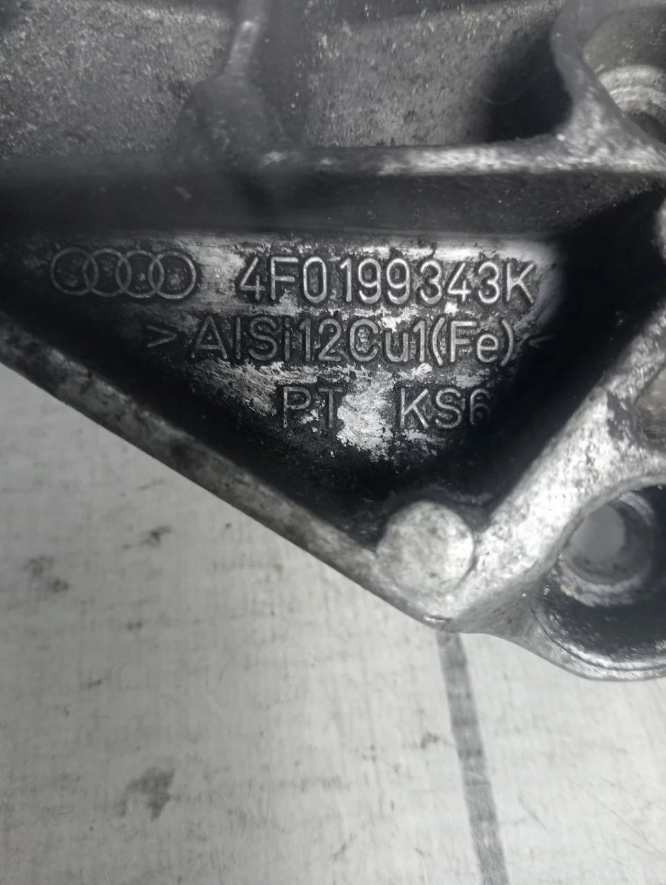 Кронштейн двигателя Audi A6 2004-2011 C6