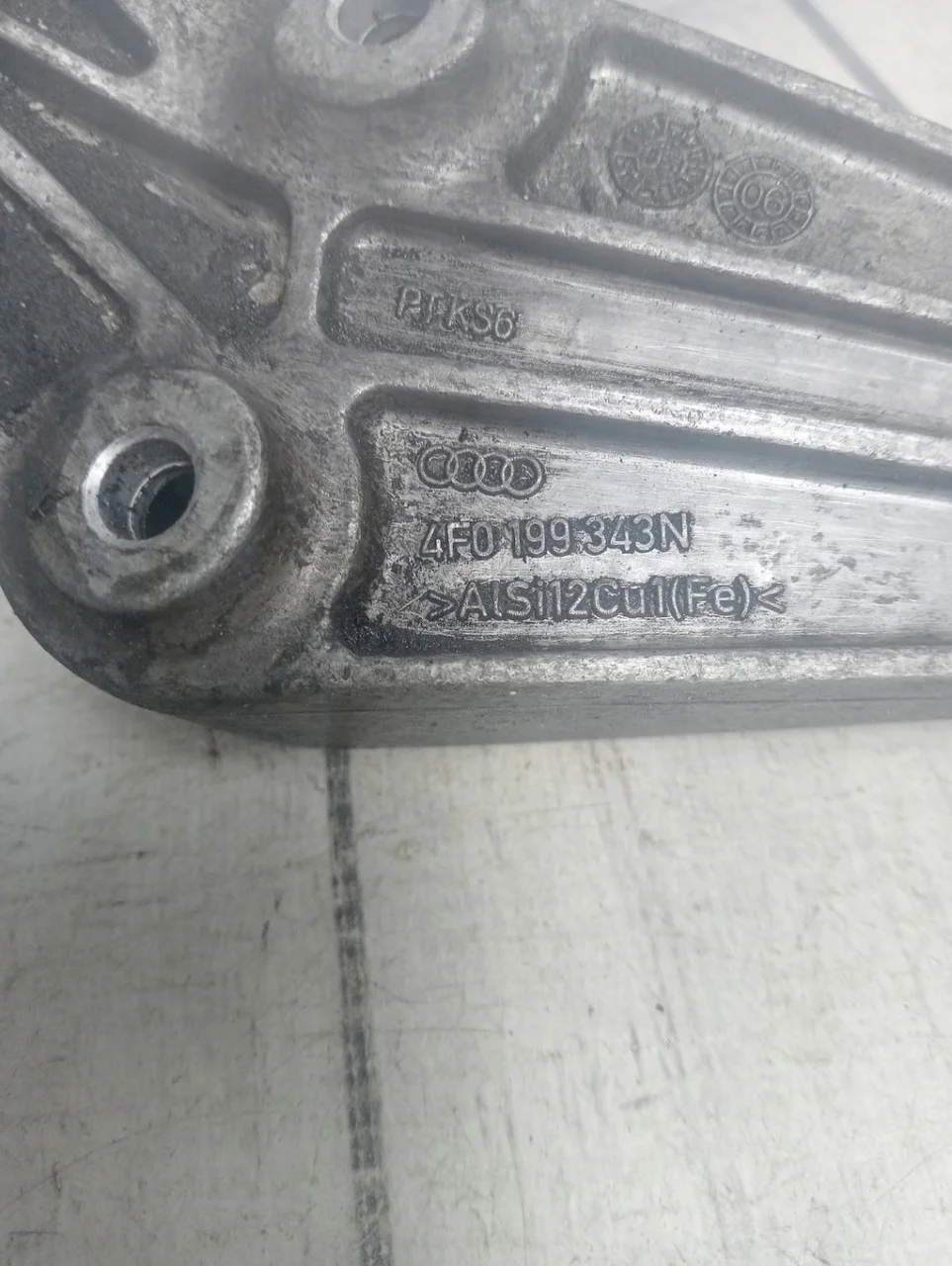 Кронштейн двигателя Audi A6 2004-2011 C6