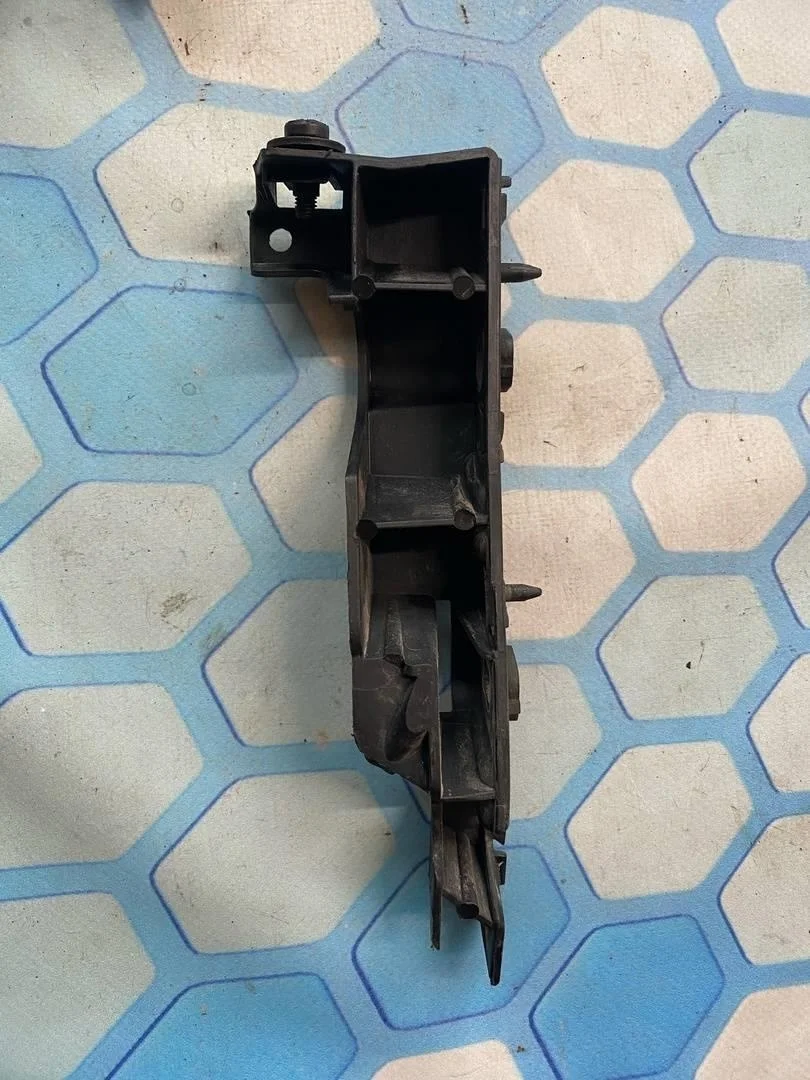 Кронштейн крепления бампера левый Audi A6 2011-.. C7