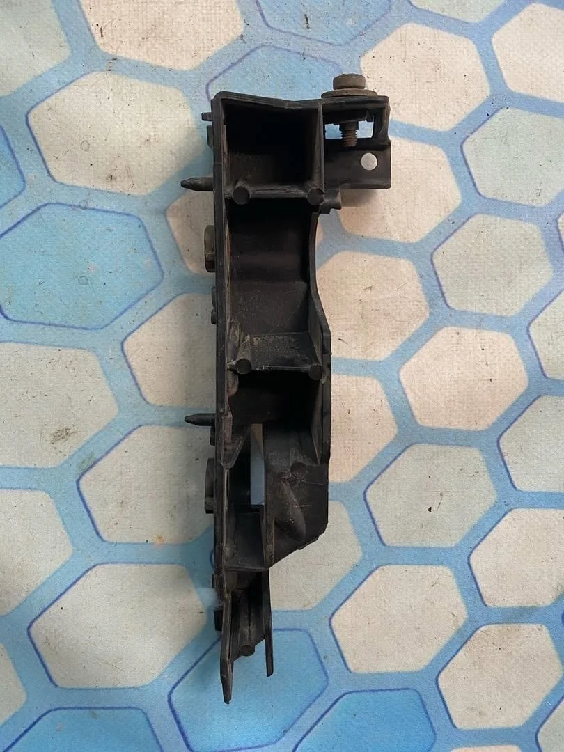 Кронштейн крепления бампера правый Audi A6 2011-.. C7