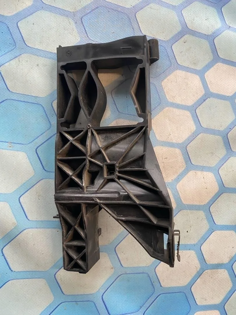 Кронштейн фар левый Audi A6 2011-.. C7