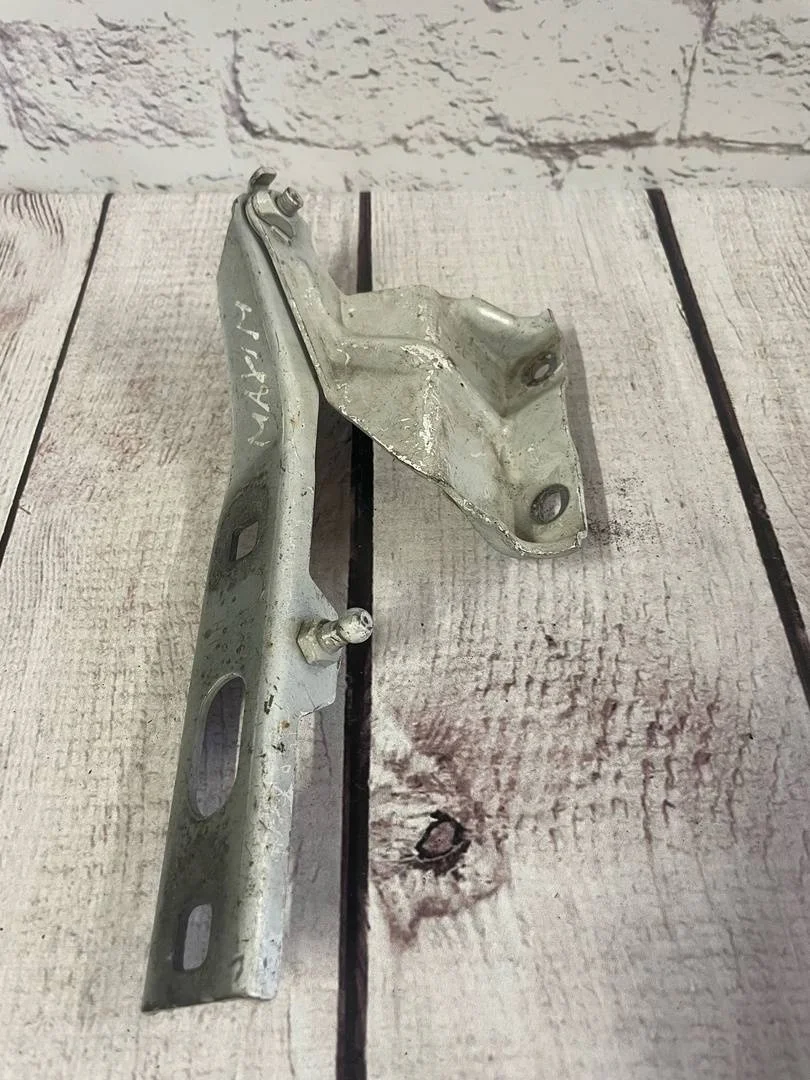 Петля капота правая Audi A8 1994-1998 D2