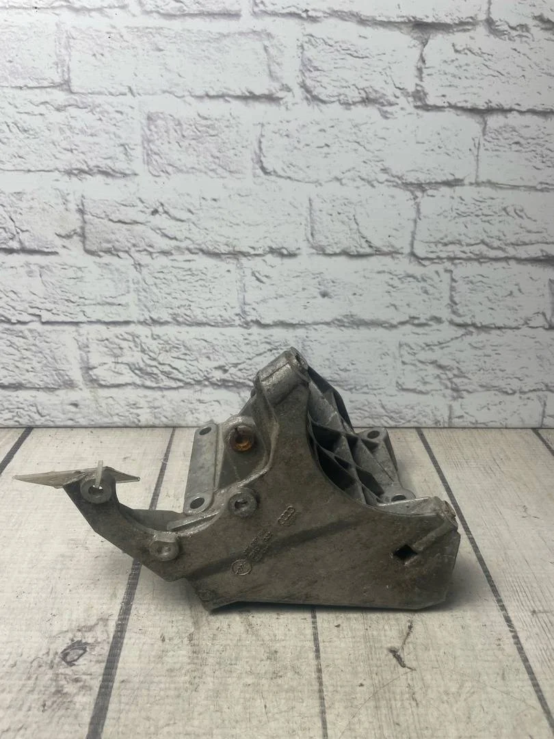 Кронштейн компрессора кондиционера Audi A8 2003-2010 D4