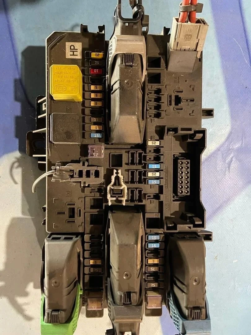 Блок предохранителей Opel Astra H 2004-2015