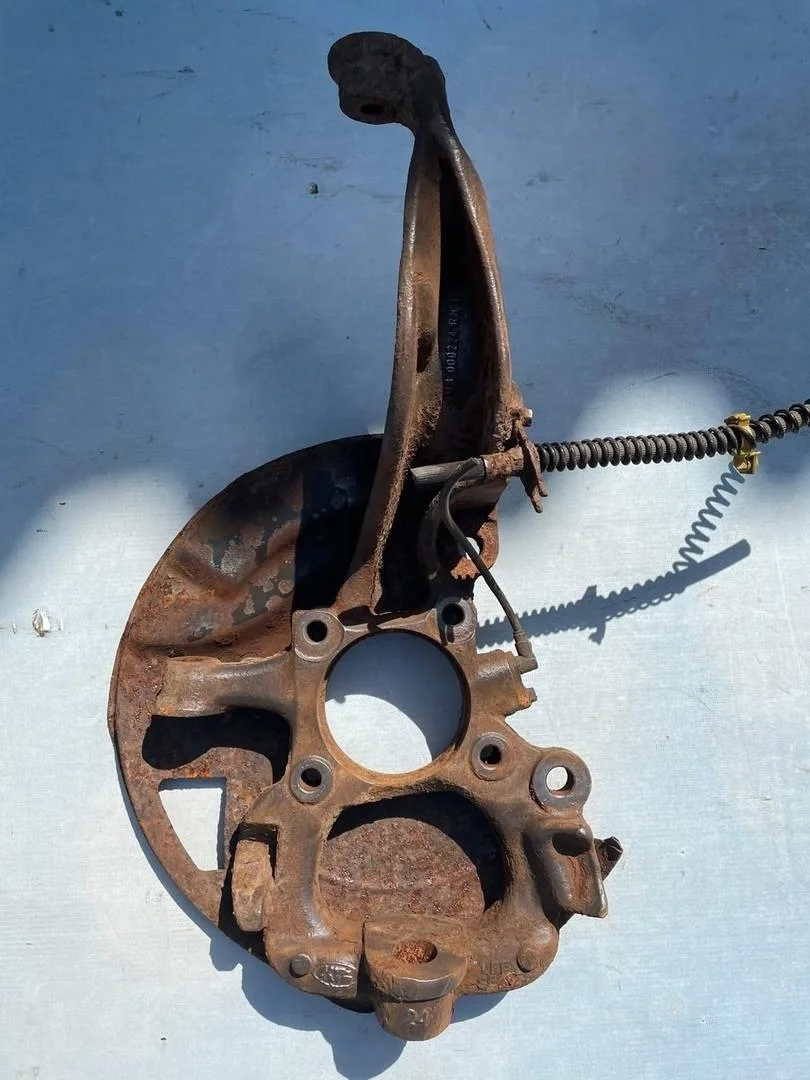 Кулак поворотный передний правый Land Rover Discovery 3 2004-2009