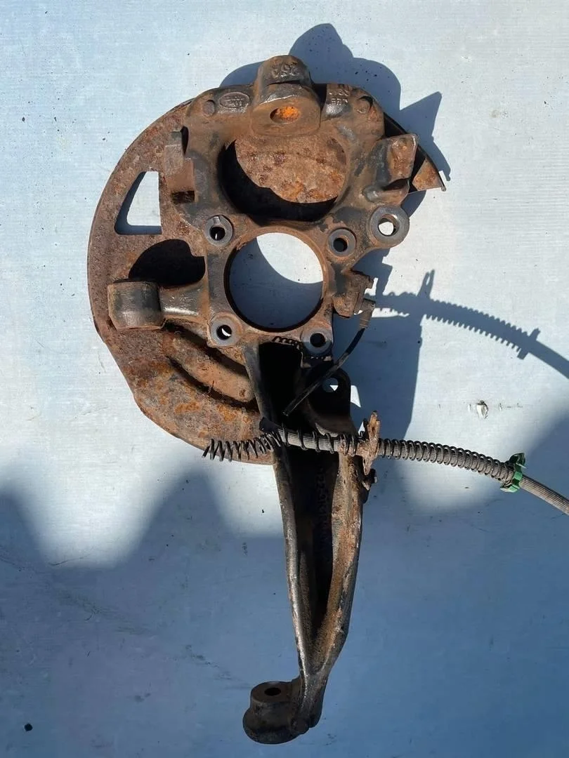 Кулак поворотный передний левый Land Rover Discovery 3 2004-2009