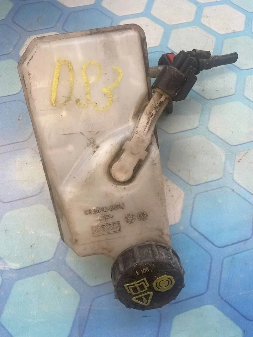 Бачок главного тормозного цилиндра Ford Focus 2 2005-2008