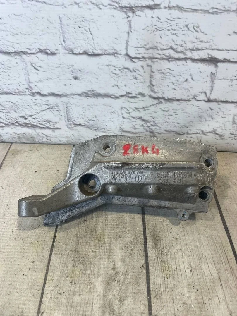 Кронштейн двигателя VW Golf 2003-2009