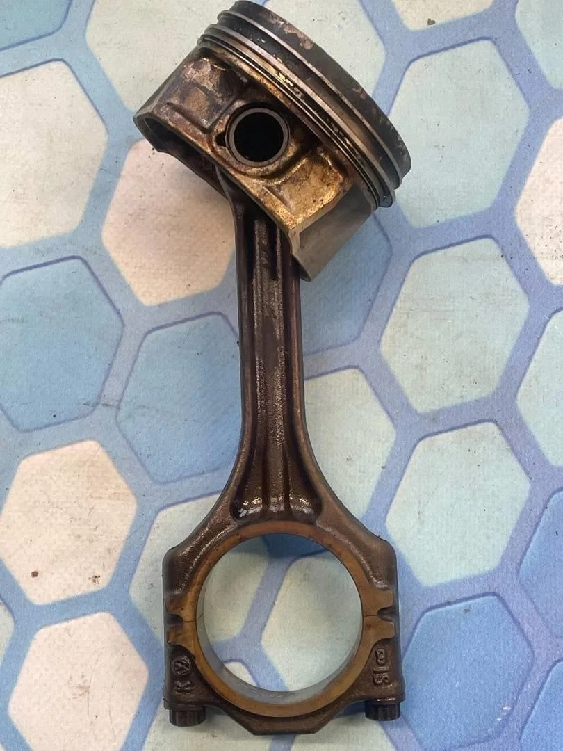 Поршень в сборе шатуном VW Golf 6 2009-2012