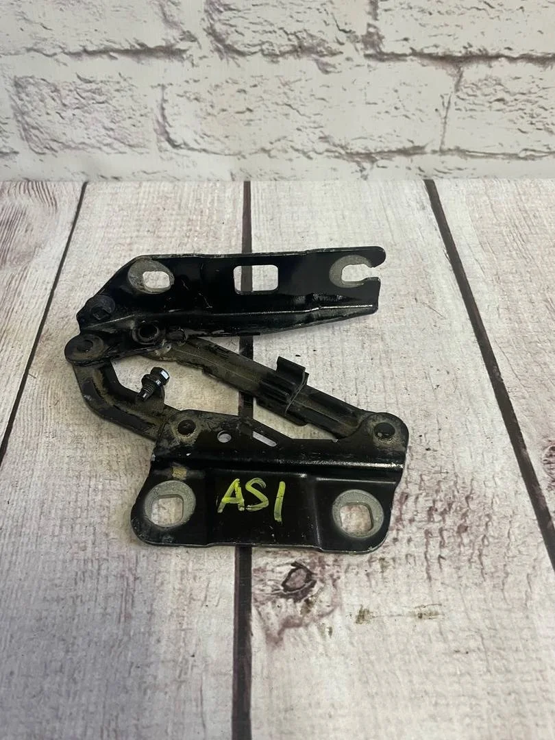 Петля капота левая Mercedes