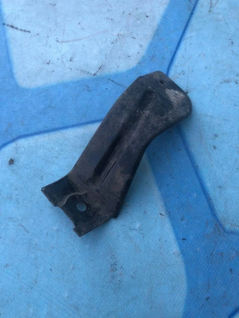 Кронштейн крыла переднего левый VW Passat 2001-2005 B5+
