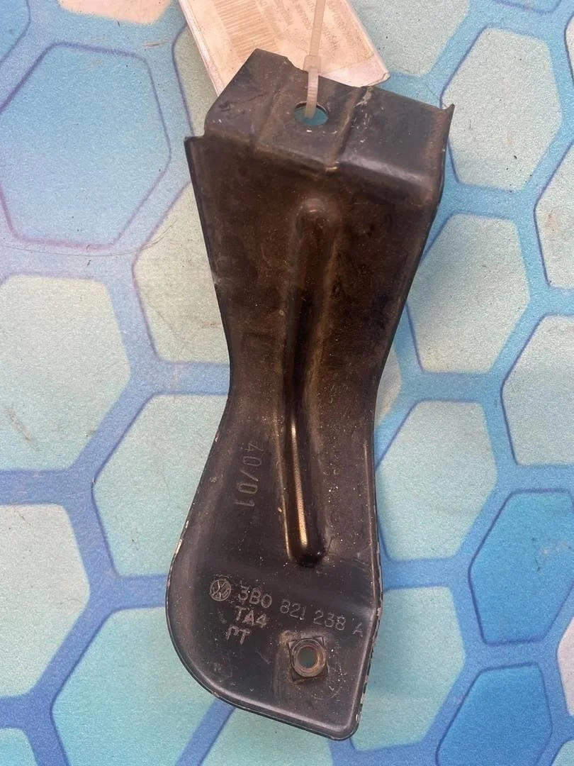 Кронштейн крыла переднего правый VW Passat 2001-2005 B5+