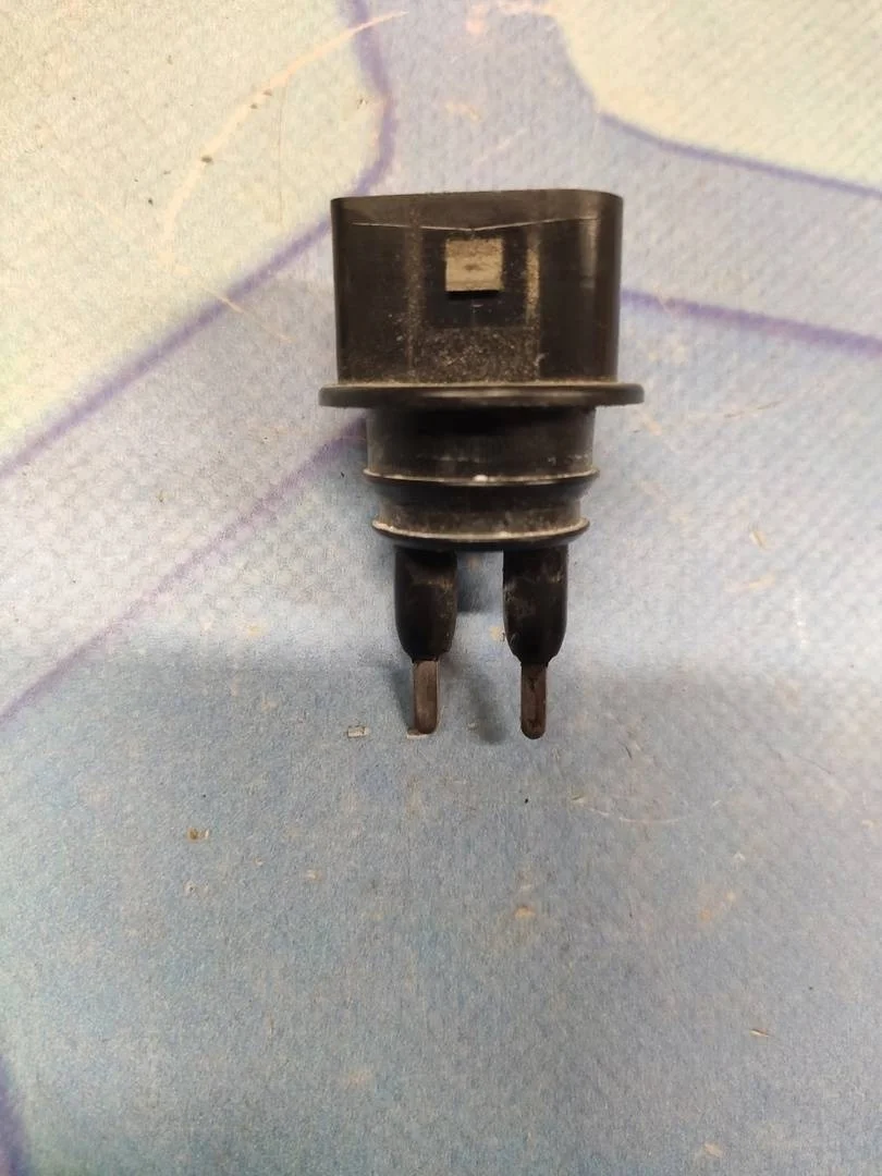 Датчик уровня бачок омывателя VW Passat 2001-2005 B5+