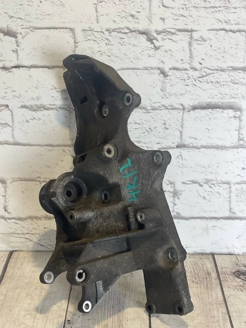 Кронштейн генератора VW Passat 2001-2005 B5+