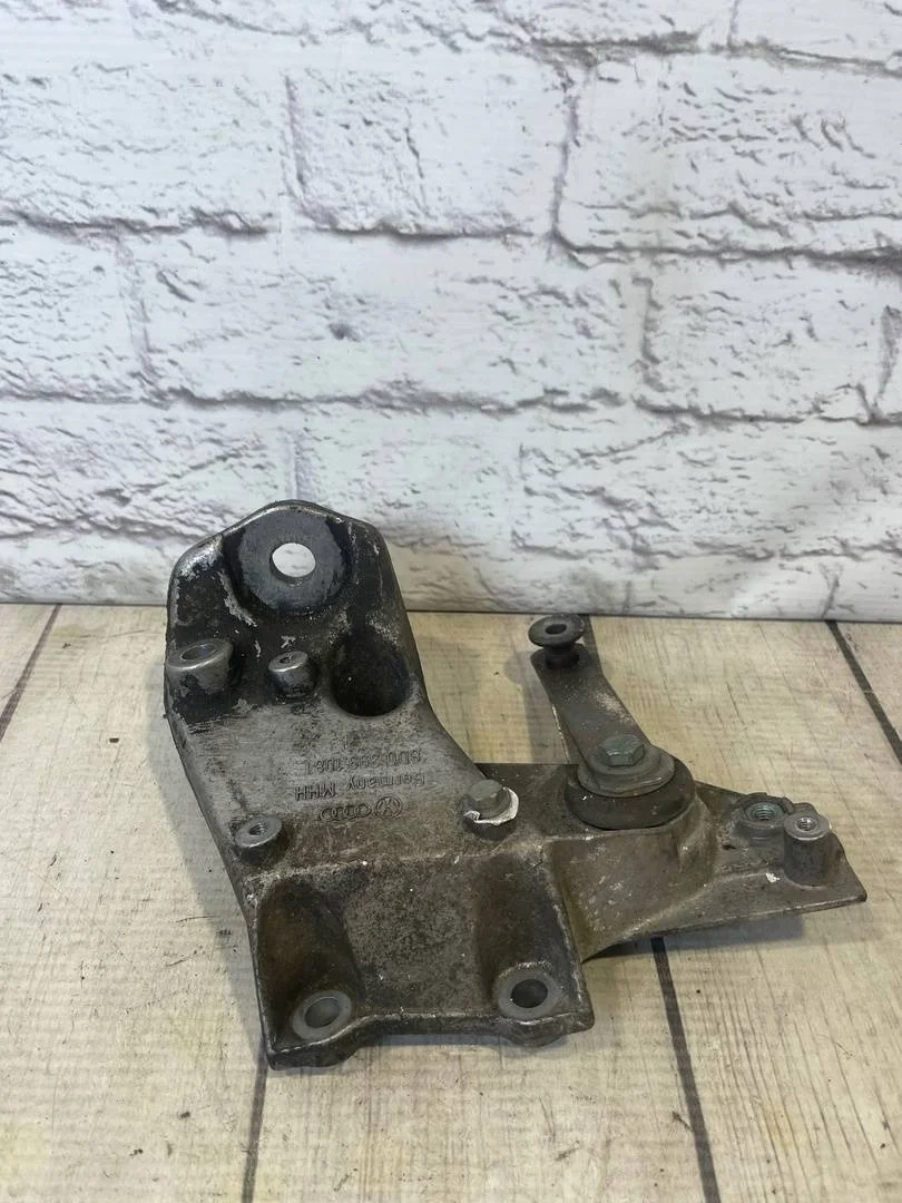 Кронштейн акпп правый VW Passat 2001-2005 B5+