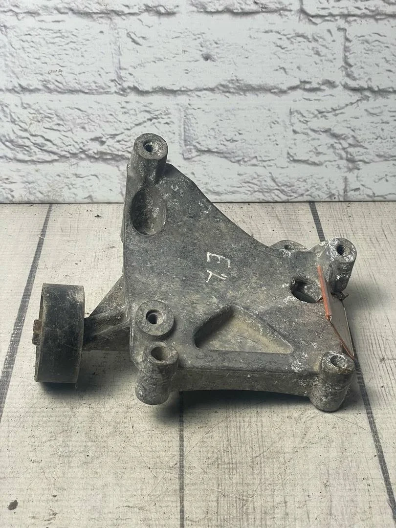 Кронштейн компрессора кондиционера VW Passat 2001-2005 B5+