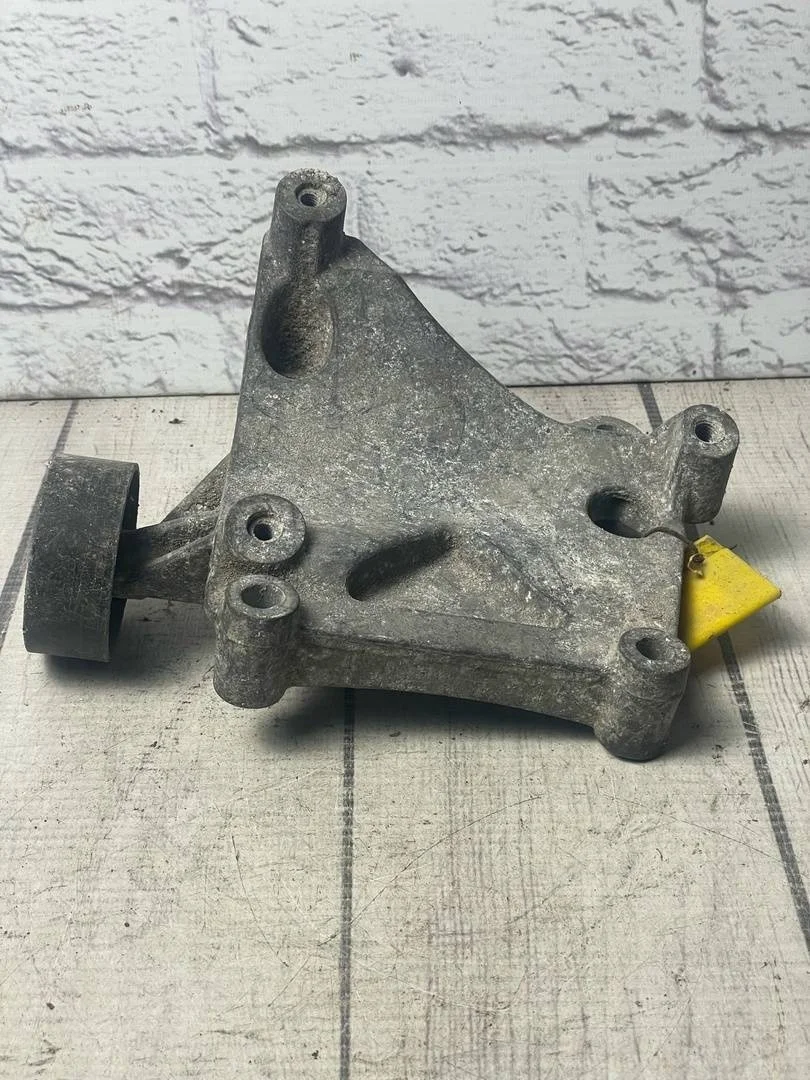 Кронштейн компрессора кондиционера VW Passat 2001-2005 B5+