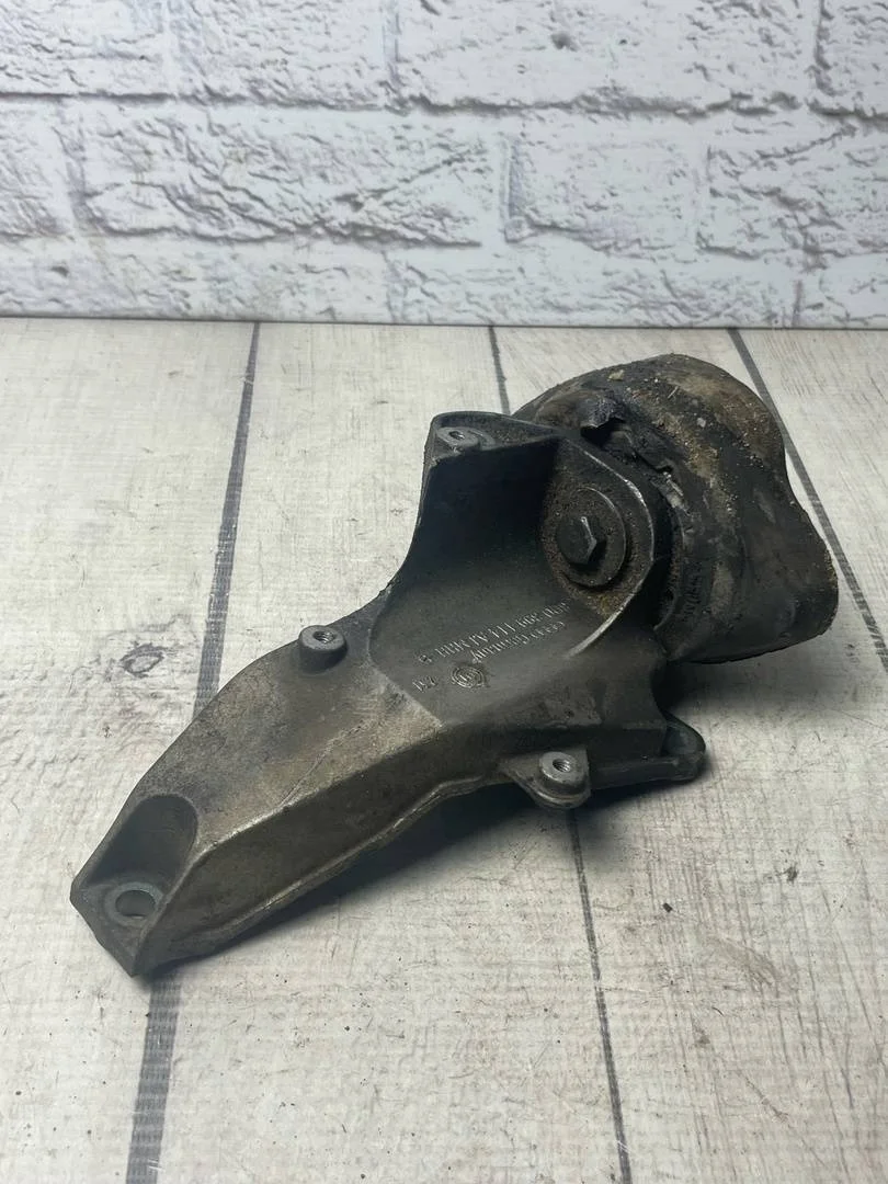 Кронштейн акпп правый VW Passat 2001-2005 B5+