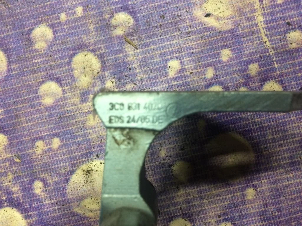 Петля двери верхняя передняя правая VW Passat 2005-2010 B6