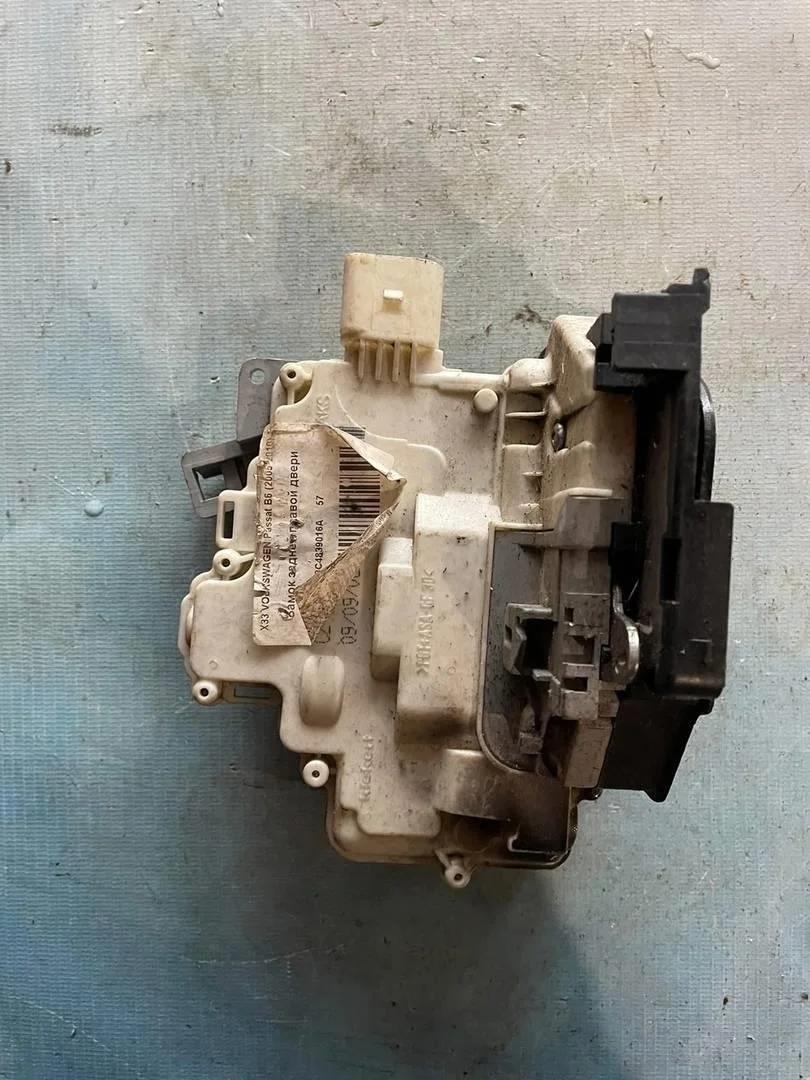 Замок двери задней правой VW Passat 2005-2010 B6