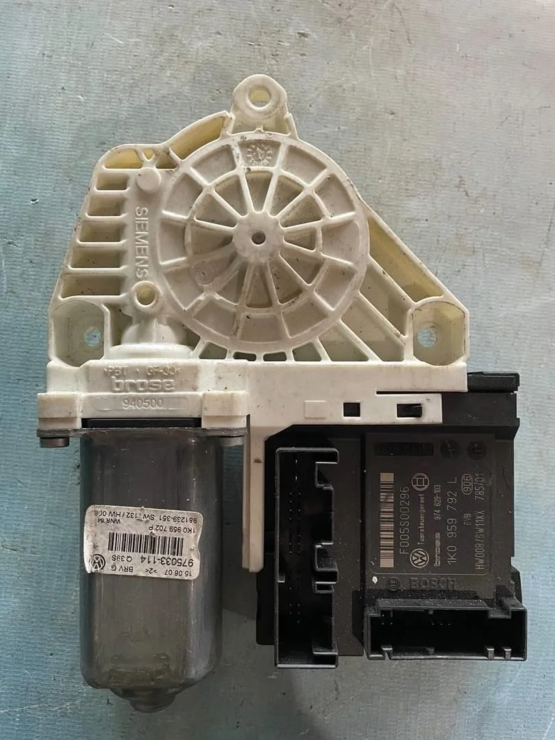 Моторчик стеклоподъемника передний левый VW Passat 2005-2010 B6