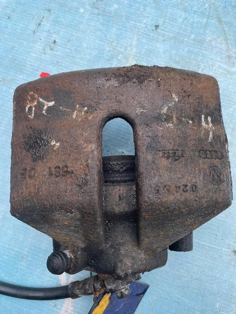 Суппорт передний правый VW Passat 2005-2010 B6