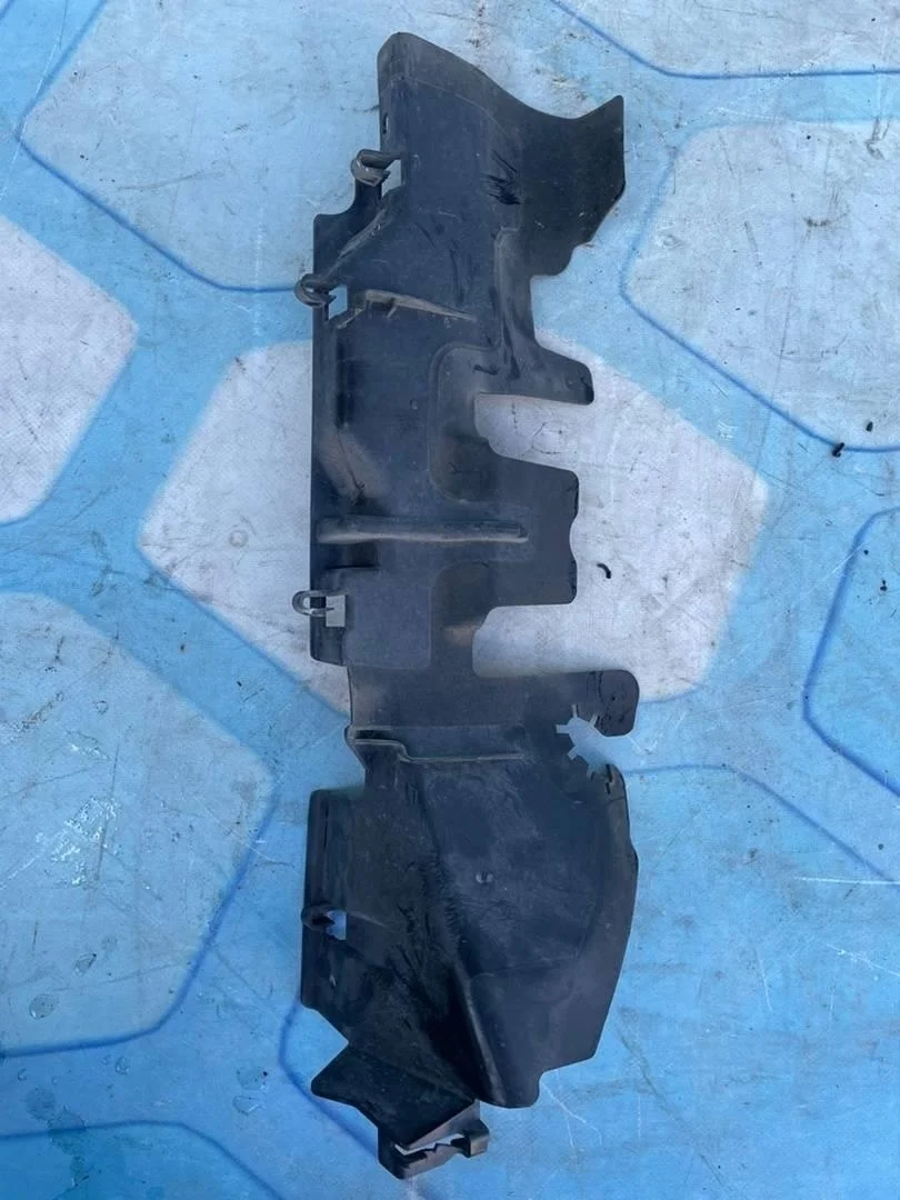 Воздуховод радиатора охлаждения левый VW Passat 2005-2010 B6