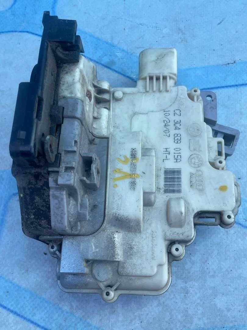 Замок двери задней левой VW Passat 2005-2010 B6