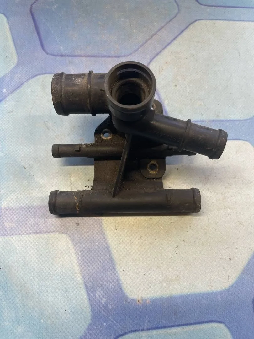 Фланец охлаждающей жидкости VW Passat 2005-2010 B6