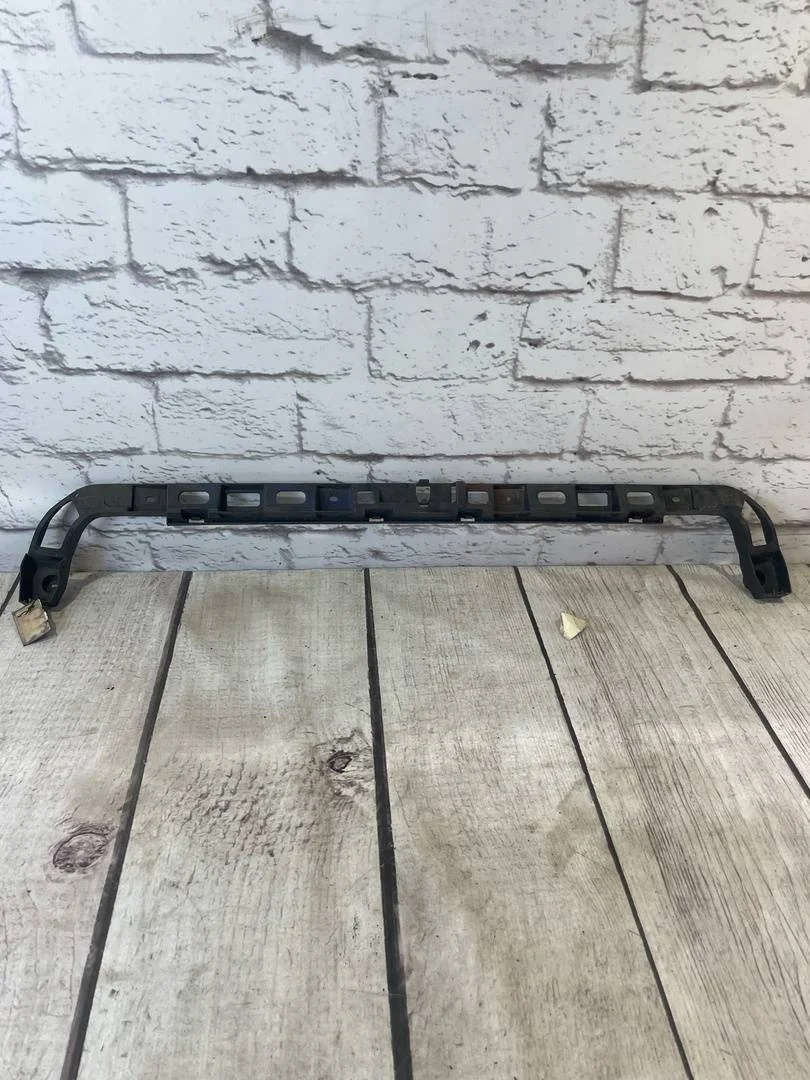 Направляющая бампера задняя центральная VW Passat 2005-2010 B6