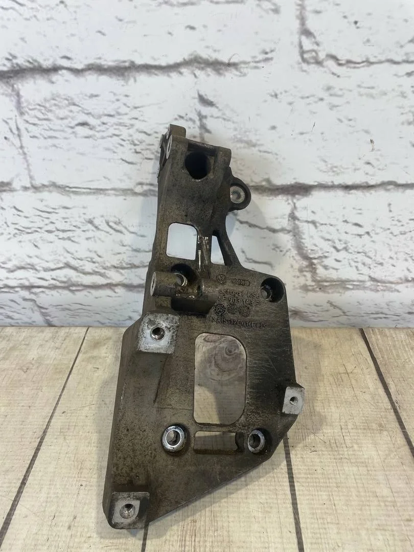 Кронштейн генератора VW Passat 2005-2010 B6